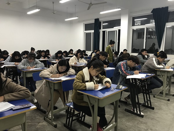 2018年学生手册考试.jpg