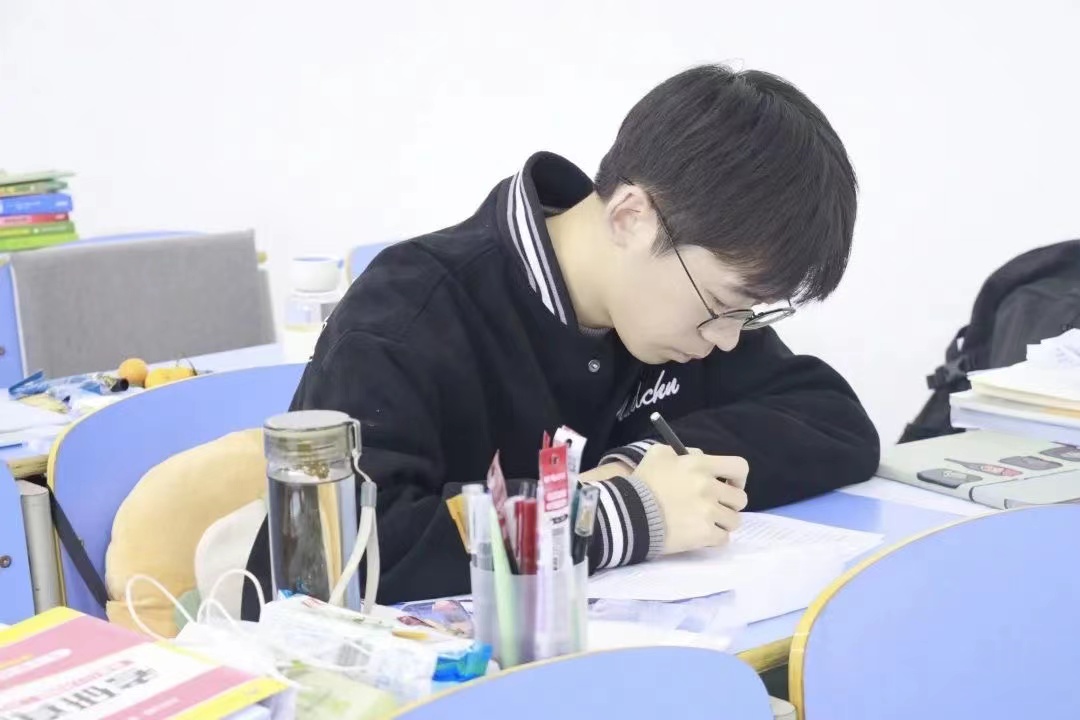 个人照片1.jpg 个人照片1.jpg