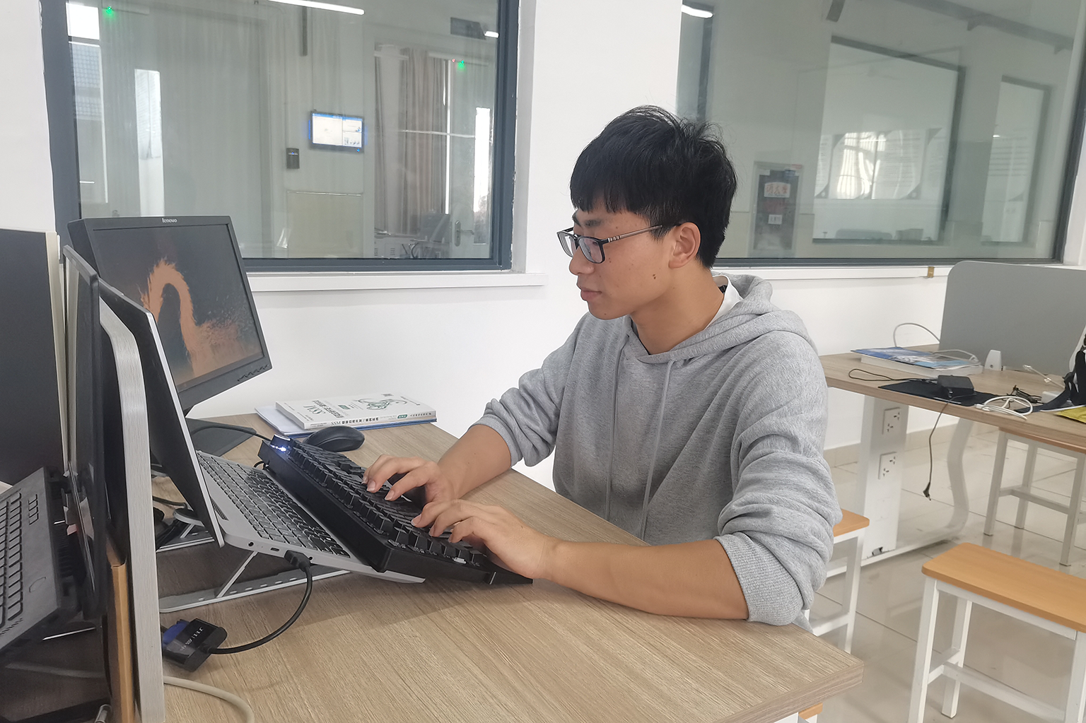 黄嘉伟.png 黄嘉伟.png