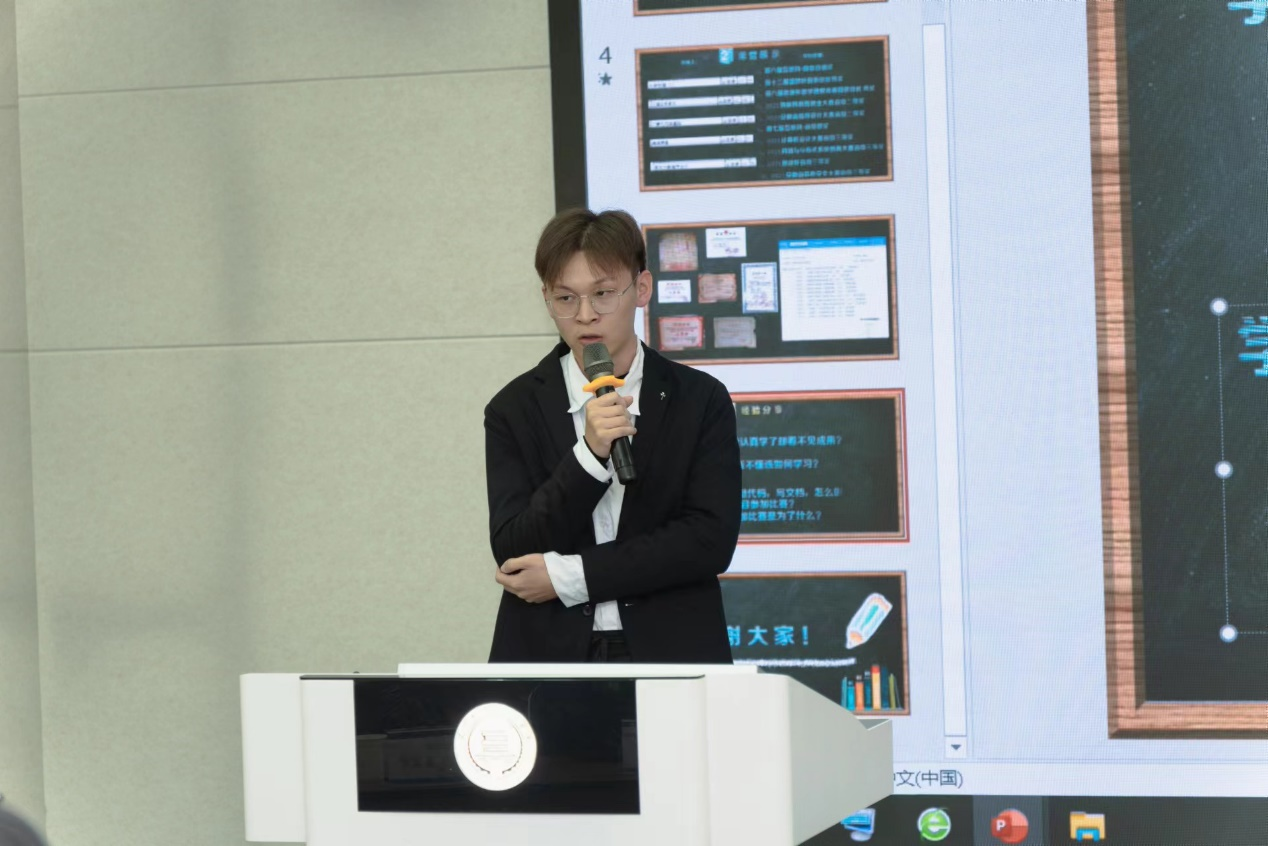 黄睿 照片.png 黄睿 照片.png