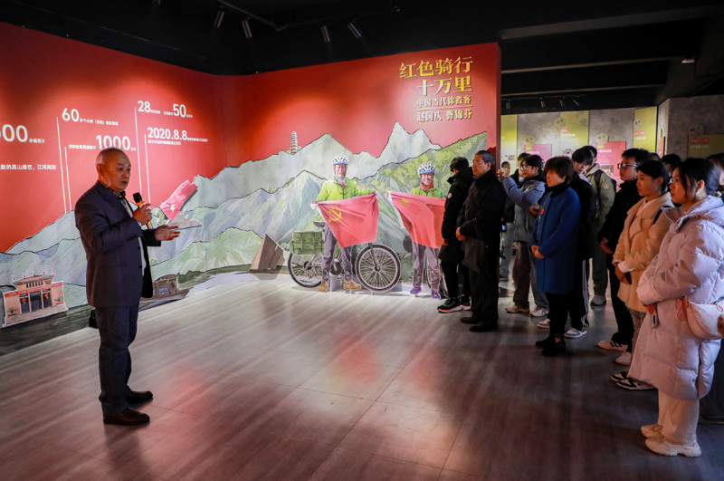 参观红色“骑”迹体验馆.png